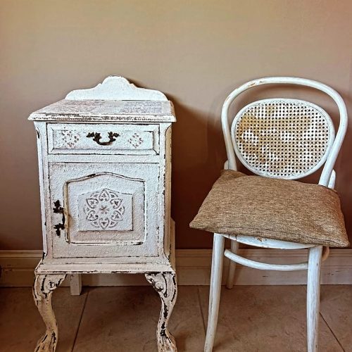Oniria Nuestro mueble "Oniria":evoca una sensación de sueño, imaginación y suavidad. Refleja la calidad etérea y de fantasía que se desprende de este mueble patinado en blanco, con un acabado delicado @raffinato @Oniria@mueble único