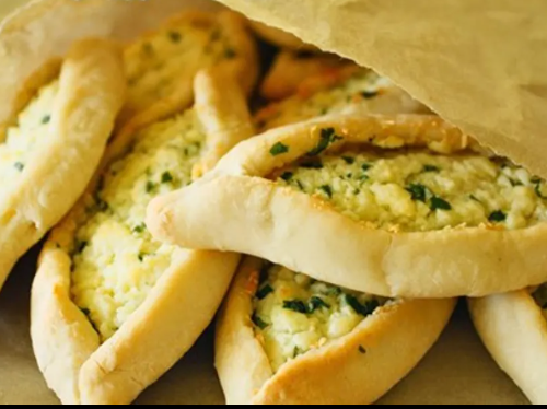 Lahmayún cerrada de cebolla y queso ( precio por unidad)
